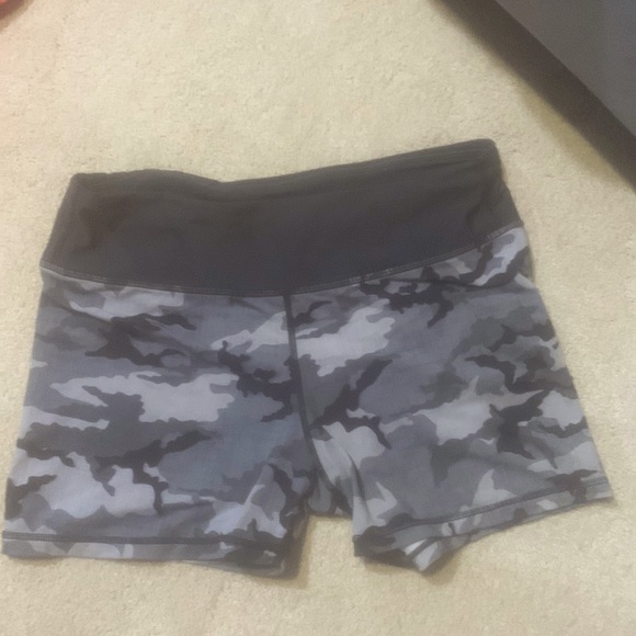 Black camo shorts - Picture 1 of 5